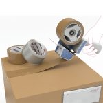 Klebeband und Abroller zum sicheren Verschließen von Umzugskartons – erhältlich im Zügelshop der Umzugsfirma in Zürich Menspower Umzüge.