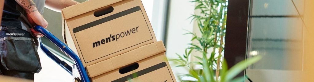 Die Umzugsfirma Zürich Menspower sorgt für einen reibungslosen und professionellen Umzugsservice, während sorgfältig gepackte Kartons sicher transportiert werden.