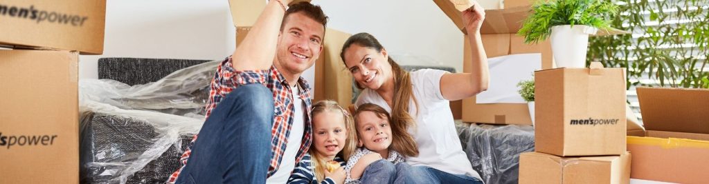 Eine glückliche Familie genießt ihr neues Zuhause nach einem erfolgreichen Umzug mit der Umzugsfirma Zürich Menspower.